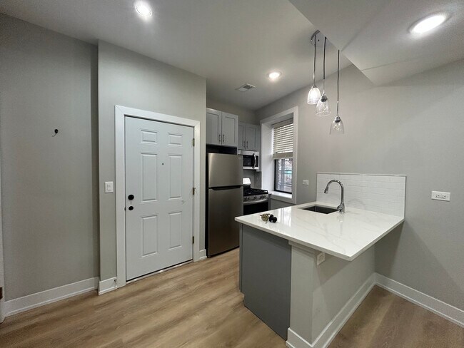 Photo - 423 W Belden Ave