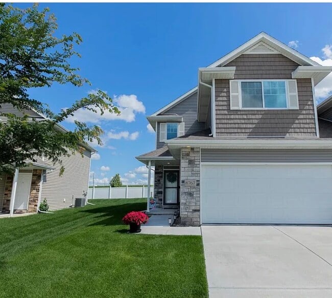 Building Photo - 8767 Ridge Hollow Dr
