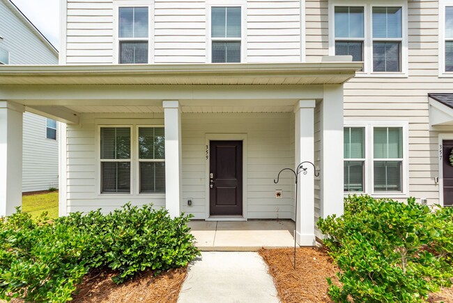 Photo - 4 Bedroom, 3.5 Bathroom Townhome in Foxbank Plantation - Moncks Corner
