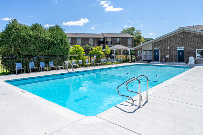 The Greenway at Carol Stream - The Greenway at Carol Stream Apartments