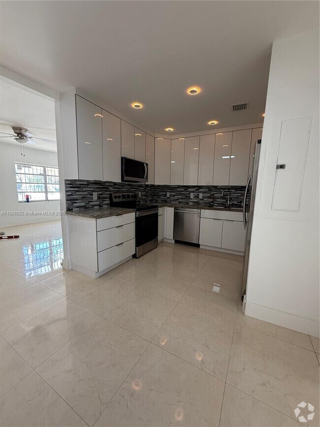 Building Photo - 7140 SW 4th St Rental