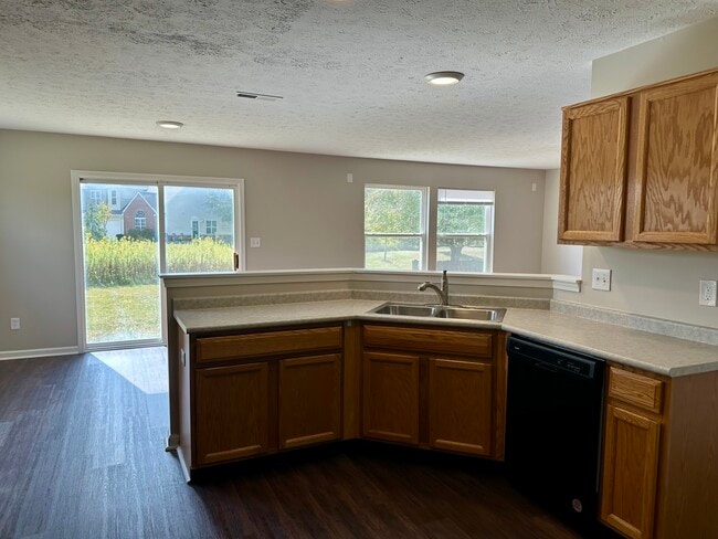 Photo - 663 Vernon Pl