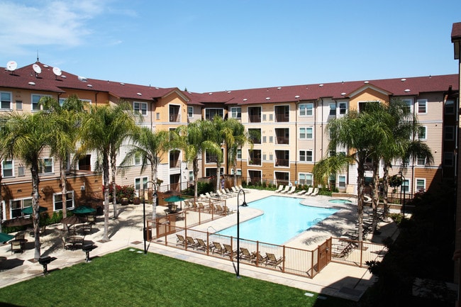 Welcome to CastleRock at Fresno - Avery Fresno Apartments