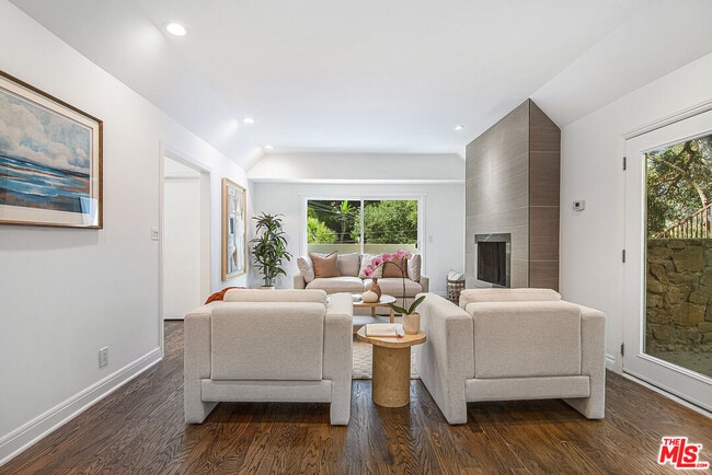 Photo - 8155 Willow Glen Rd