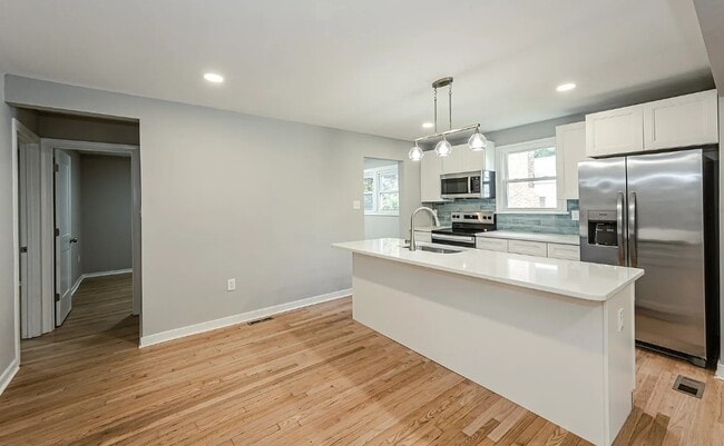Photo - 1404 Landis Dr