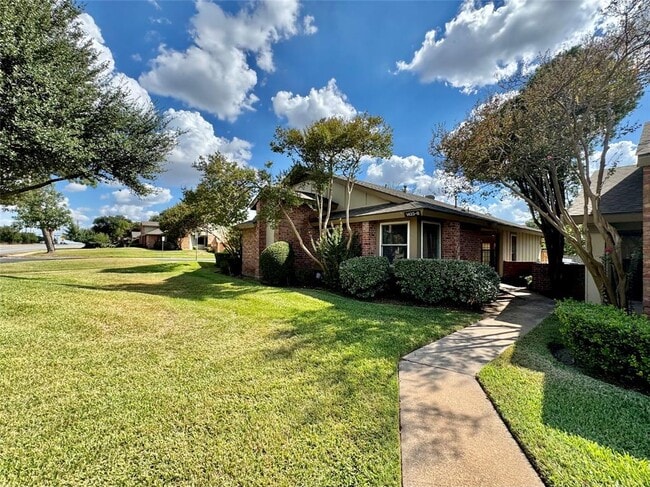 Building Photo - 1423 W Braker Ln Unit B