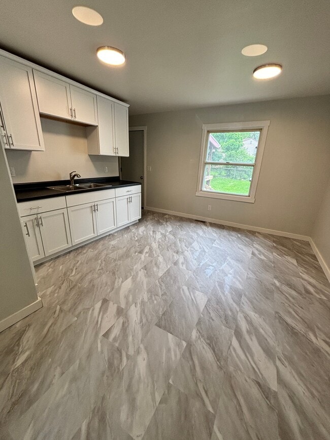4727 Lexington Ave
