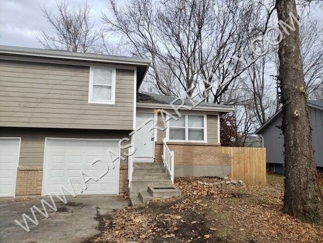 Building Photo - Very Nice 3 Bedroom/1 Bath Duplex in Olath... Rental