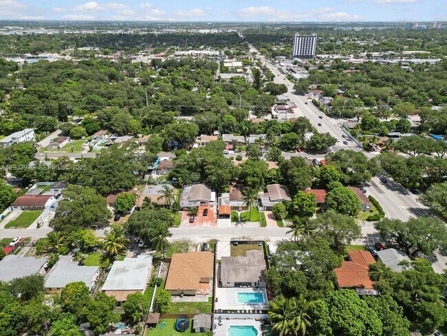 Photo - 560 NE 161st St