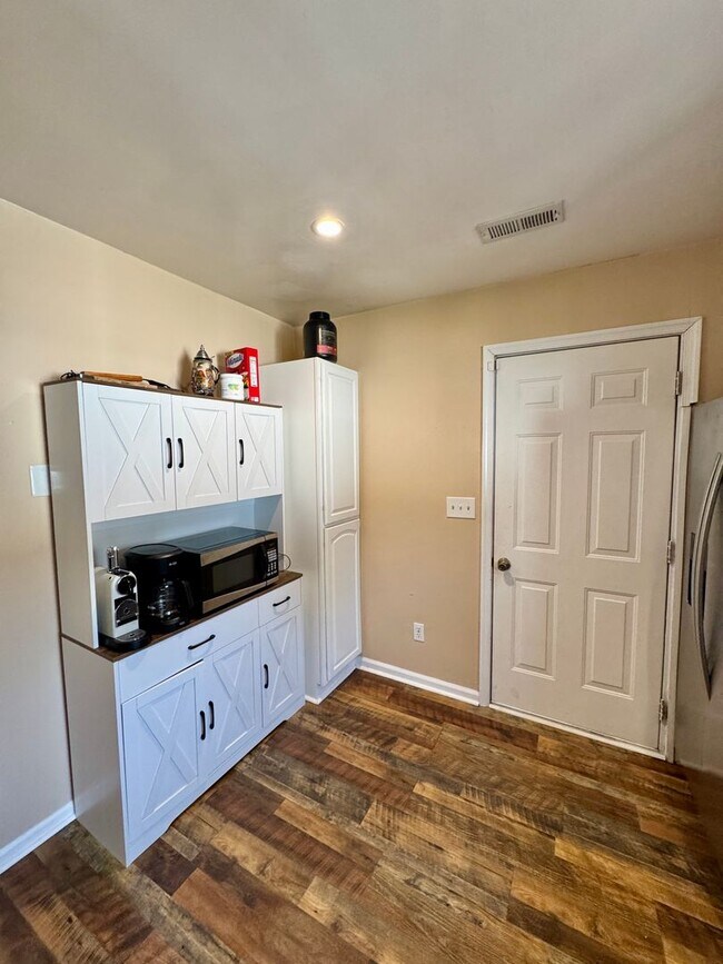 Photo - 3 bed/2 bath home on large corner lot