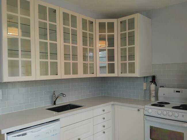 Photo - Stunning, huge, sun soaked two story loft apt in Hillcrest / Wychwood ((Dupont & Christie)) Unit Upper