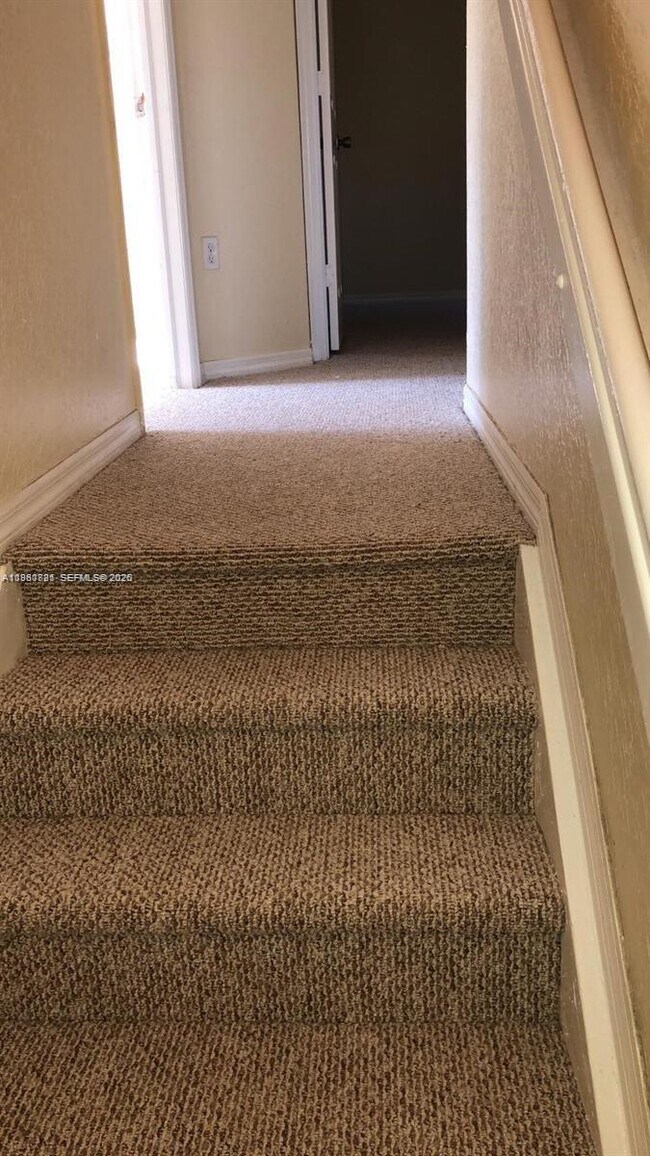 Photo - 661 SW 10th St