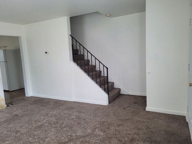 Photo - STUDENTS or young adults- 228 High St - 3 ...