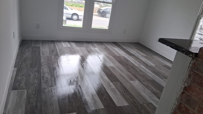 Photo - 584 Kelton Ave