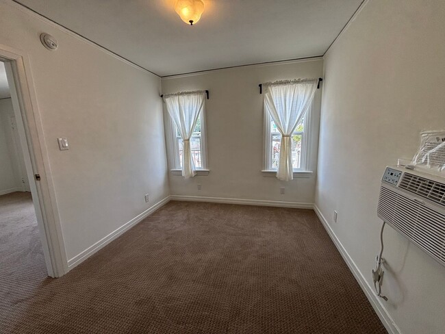 Photo - 2809-2821.5-28215 Rowena Ave Unit 2815