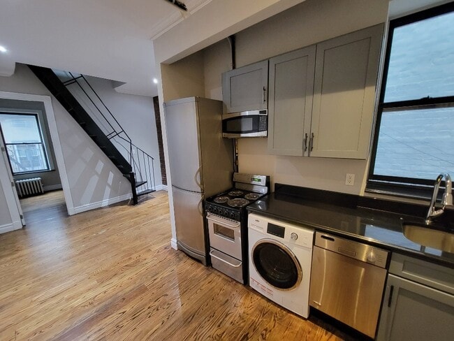 221 E 23rd St Unit 20