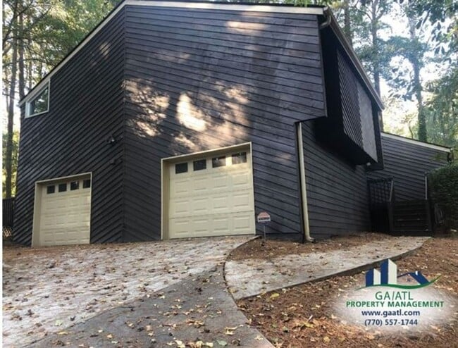Building Photo - Spacious home in Stone Mountain with sunroom