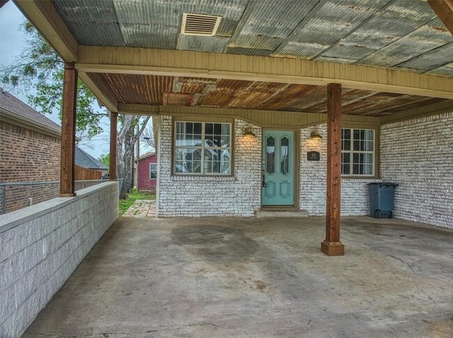 Photo - 315 E Avenue F House