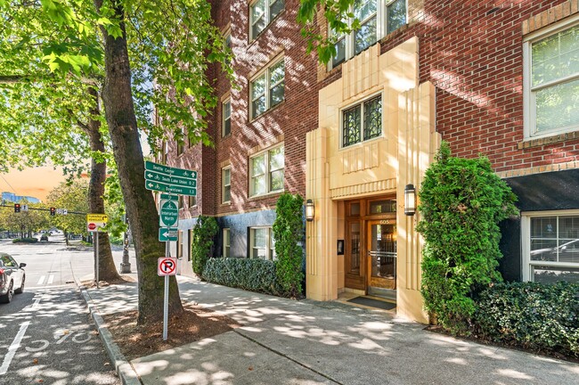 Building Photo - Huge Units, Washer & Dryer, Parking, Priva... Rental