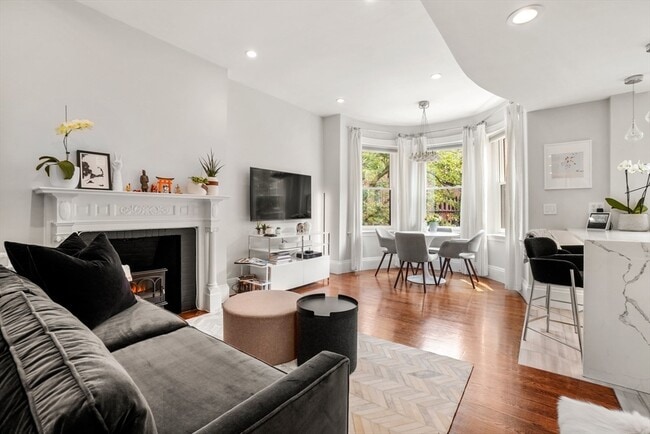 Building Photo - 45 St Botolph St Unit 203