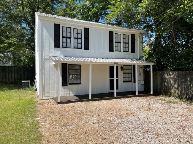 Building Photo - 3BR Cottage in Historic District
