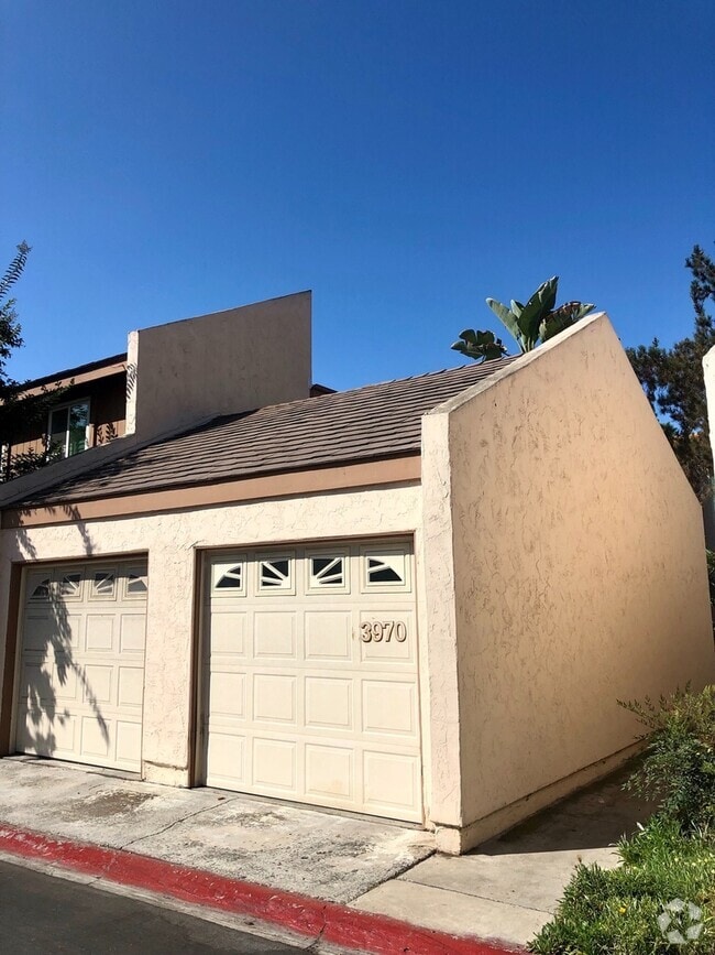 Building Photo - Spacious 4-Bed Townhome in the Heart of Cl...