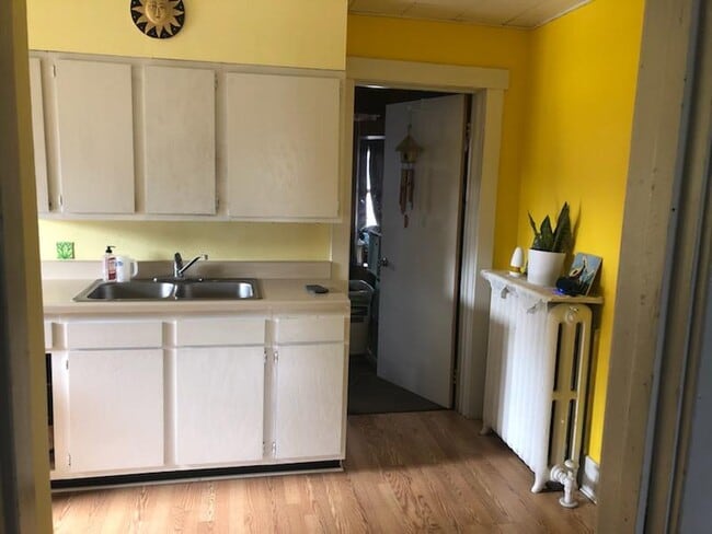 Kitchen Cabinets - 919 W 3rd St