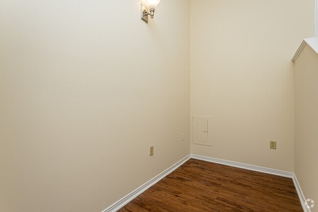 1BR, 1BA - 710SF