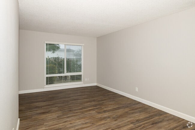 1BR, 1BA - 606SF -Living Room - Heatherwood Apartments
