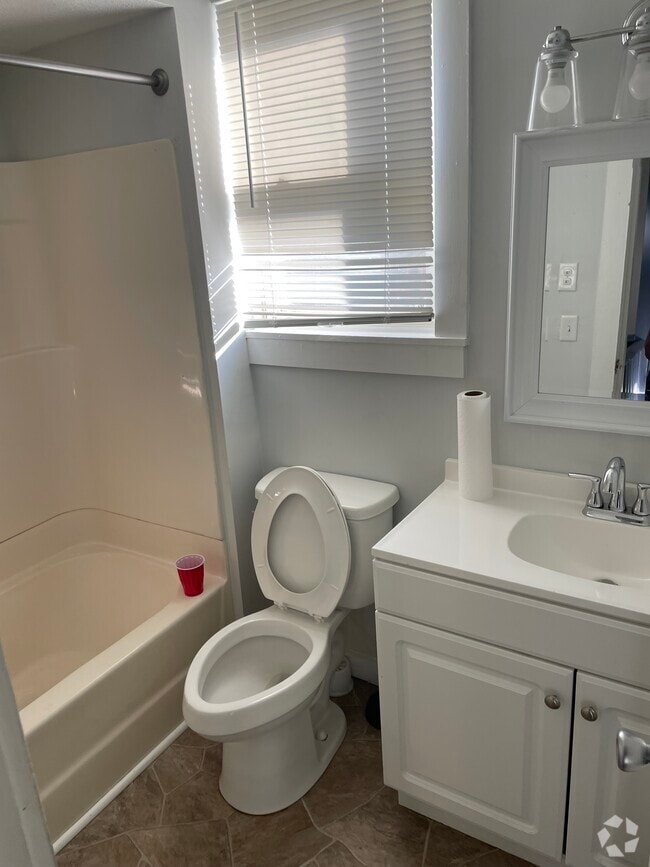 Building Photo - 145 E Walnut St Unit 145 Rental
