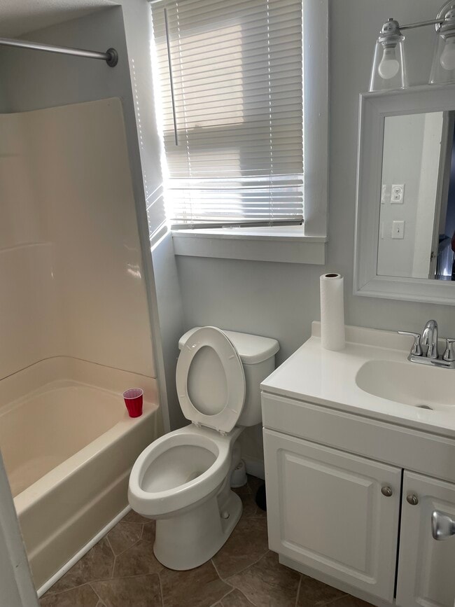 Photo - 145 E Walnut St Apartamentos