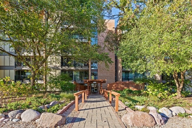 Building Photo - 6000 Oakwood Dr Unit 4H