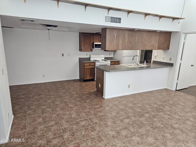 Photo - 633 W Southern Ave