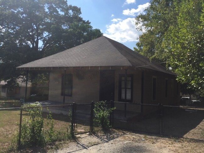 Photo - **AVAILABLE NOW**2 or 3 Bedroom / 1 Bathroom Home for Rent in Columbus, GA***