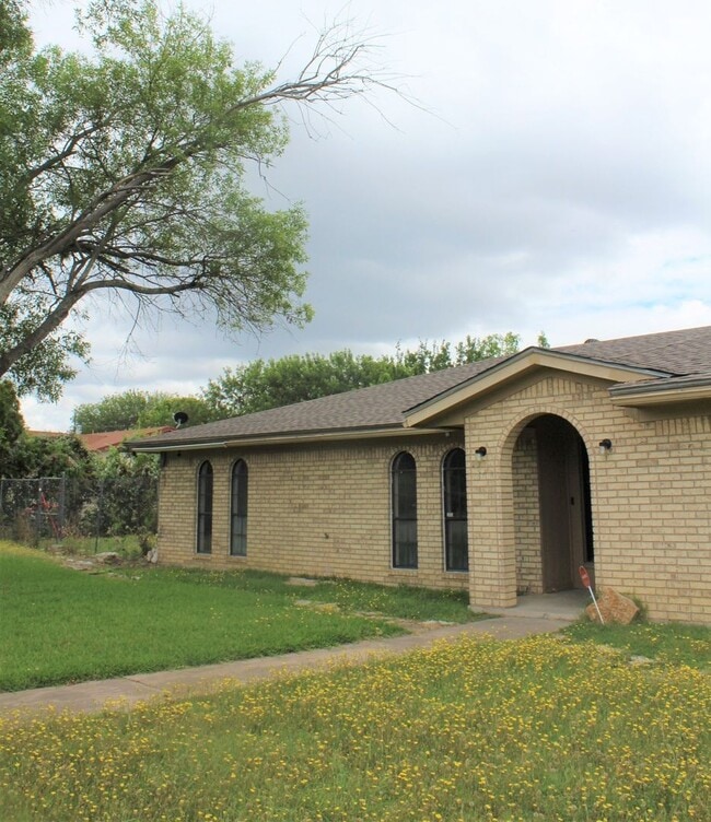 Building Photo - Welcome home!