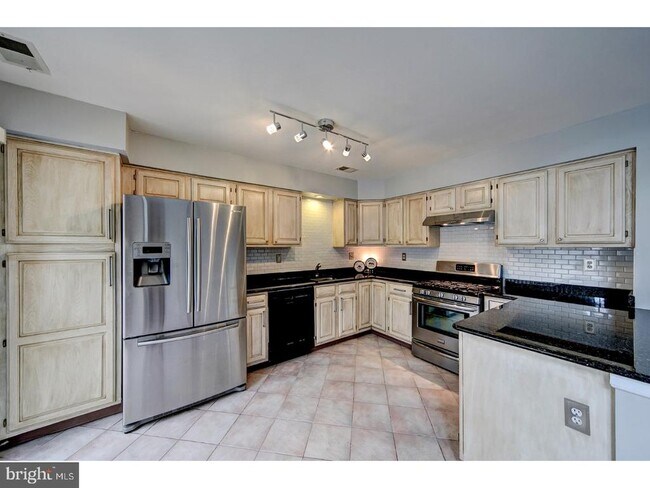 Photo - 406 Pebble Creek Ct