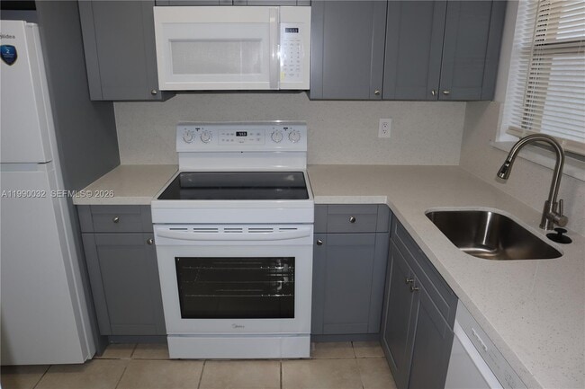 Building Photo - 8500 Sunrise Lakes Blvd Unit 111