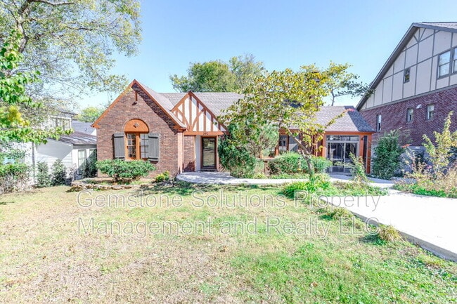 Building Photo - 502 32nd Ave S