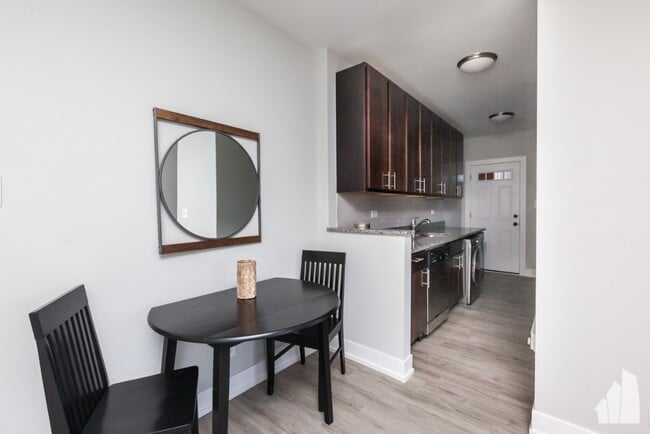 Building Photo - 713 W Brompton Ave Unit 705-23