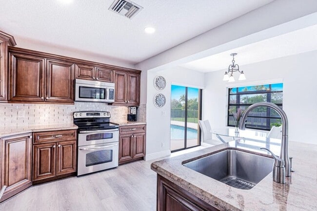 Photo - 12715 Kingsway Rd