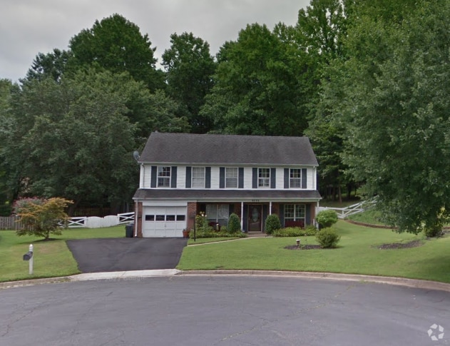 Building Photo - Charming Tri-Level Retreat on Expansive Wo... Rental