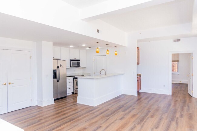 Photo - Luxury One Bedroom Unit in  Downtown Business District