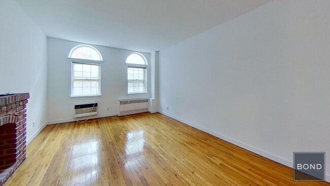 Building Photo - 402 E 83rd St Unit 1B Rental