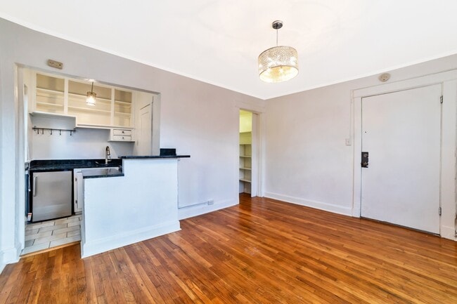 Photo - Top Floor Studio In Cap Hill Available NOW! Unidad 7
