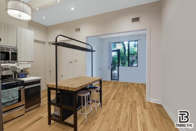 Building Photo - 3 bedroom in ASTORIA NY 11106 Unit 3 Rental