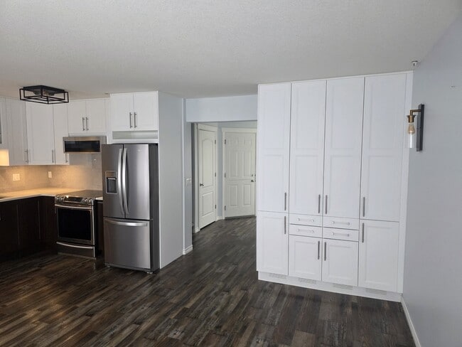 Photo - 445 Bayfield Crescent