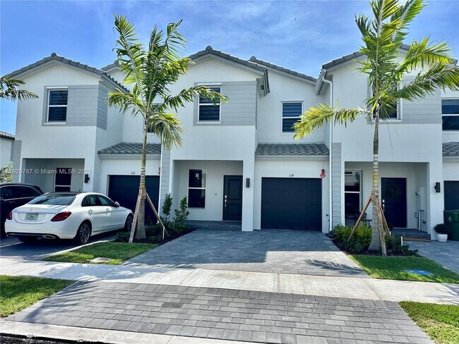 Photo - 114 SW 184th Ave Townhome