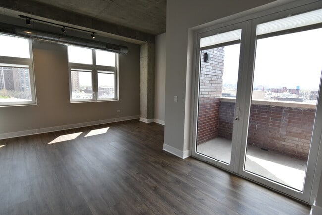 Photo - 3833 N Broadway Unidad 712