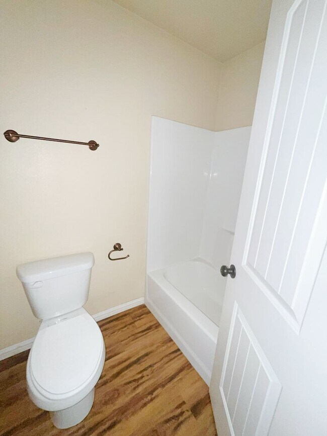 Photo - Close to school/Neighborhood surrounded by trees/Cozy