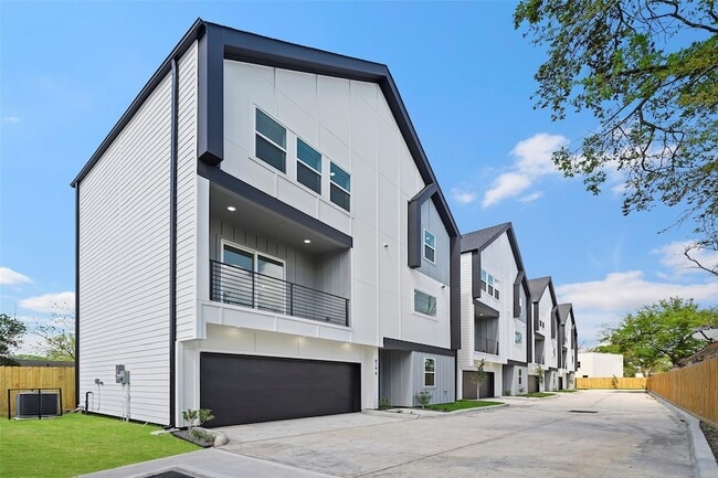Building Photo - 870 W Little York Rd